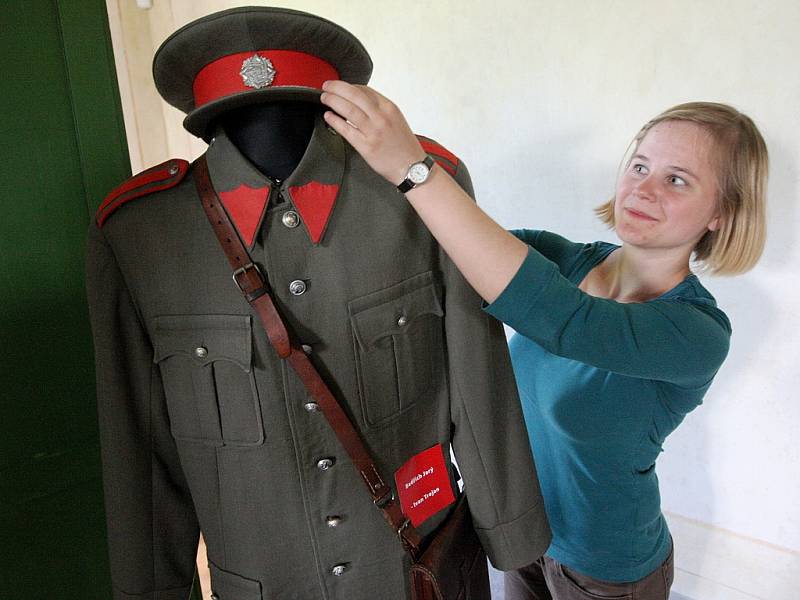 Průvodkyně Barbora Lyčková upravuje uniformu prvorepublikového četníka na zámku Nový Hrad v Jimlíně 