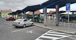 V prostoru lounského autobusového nádraží vzniklo 18 nových parkovacích míst.