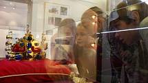 Návštěvníci lounského muzea si prohlížejí vystavenou kopii Svatováclavské koruny