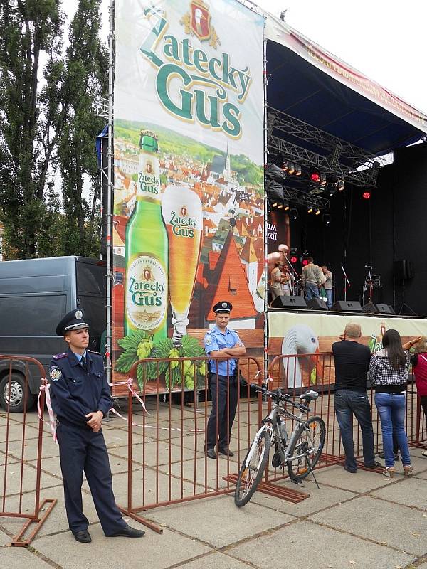 Festival Žatecký Gus ve městě Černivci na Ukrajině. Na pořádek dohlíželi ukrajinští policisté.