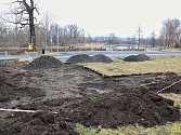 V Žatci v prostoru mezi zimovištěm vodního ptactva a fotbalovým areálem Slavoje se začala stavět venkovní posilovna