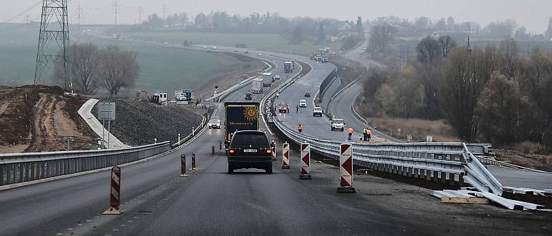 Práce na novém úseku dálnice D7 Praha – Chomutov u Panenského Týnce na Lounsku.