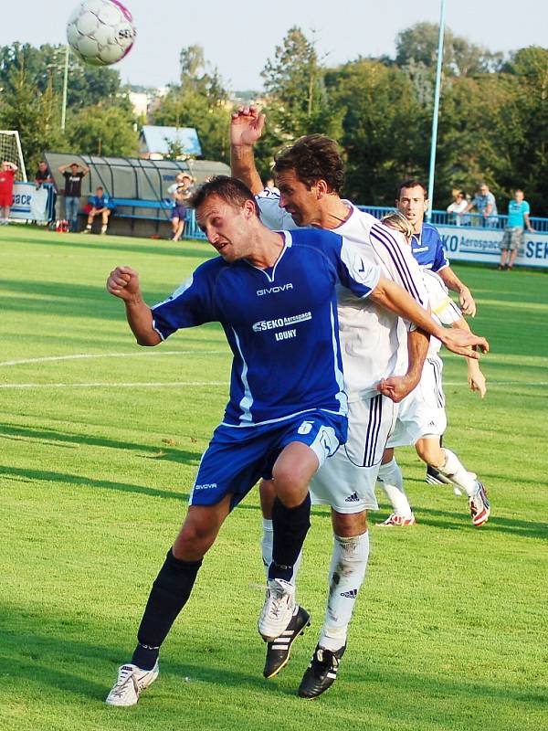 Utkání Loun (v modrém) proti týmu Modré. Na snímku lounský Jaroslav Matějka