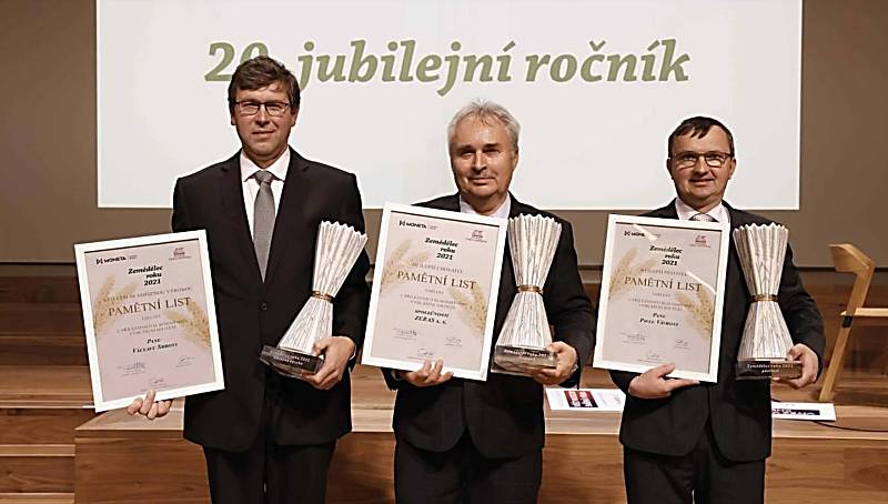 Václav Srb před pár dny převzal při slavnostním vyhlášení výsledků jubilejního 20. ročníku soutěže Zemědělec roku několik ocenění. Foto archiv pořadatelů soutěže