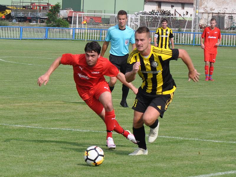 Fotbalisté Lenešic (v červeném) nezvládli první poločas a zaslouženě tak podlehli Vroutku 1:3.