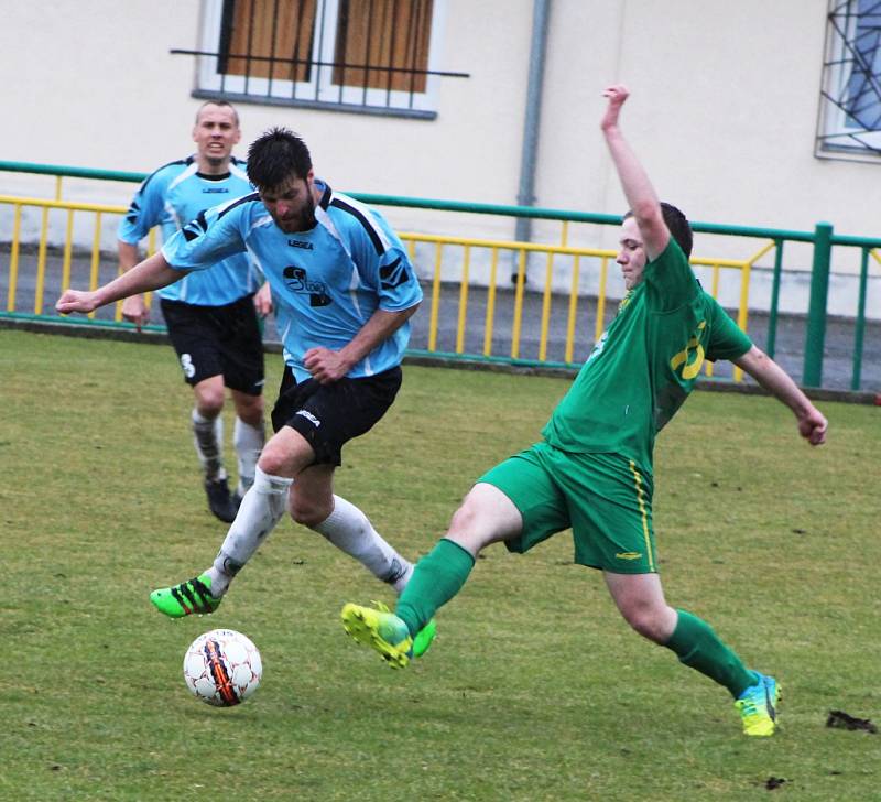 Žatečtí fotbalisté (v zeleném) v jarní domácí premiéře prohráli vysoko s Vilémovem 0:7.