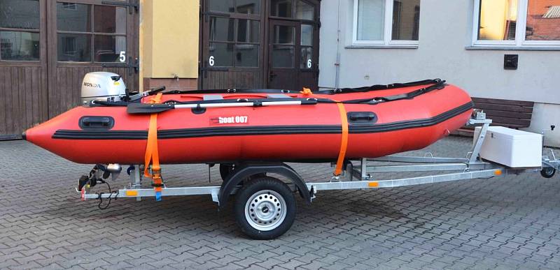 Nexen Tire Europe pořídil hasičům vybavení pro zásahy na vodě