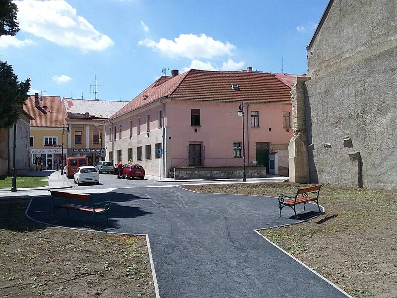 Místo vedle synagogy v lounské Hilbertově ulici v červenci 2016. Odpočinkové místo už je k dispozici. 