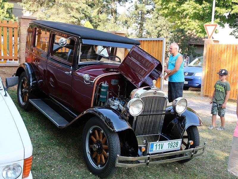 Sraz automobilových veteránů v Hříškově.