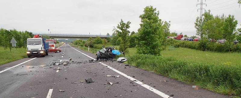 Osobní vůz čelně narazil do kamionu. Následky jsou tragické