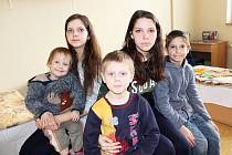 V podbořanském domově mládeže u tamní střední školy našly dočasný domov čtyři desítky lidí prchajících z Ukrajiny před ruskou invazí. Na snímku rodina z vesničky nedaleko Oděsy, jejich dům zasáhlo bombardování.
