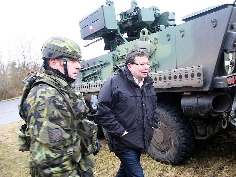 Cvičení na Doupově navštívil také ministr obrany Alexandr Vondra.