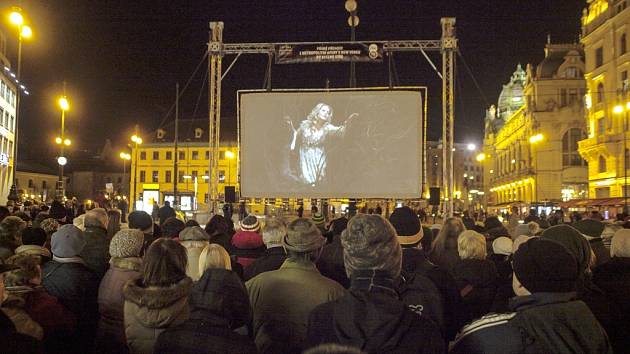 Tisícovka diváků sledovala Rusalku pod širým nebem na pražském náměstí Republiky. Do žateckého divadla přišlo na přímý přenos téměř dvě stě návštěvníků.