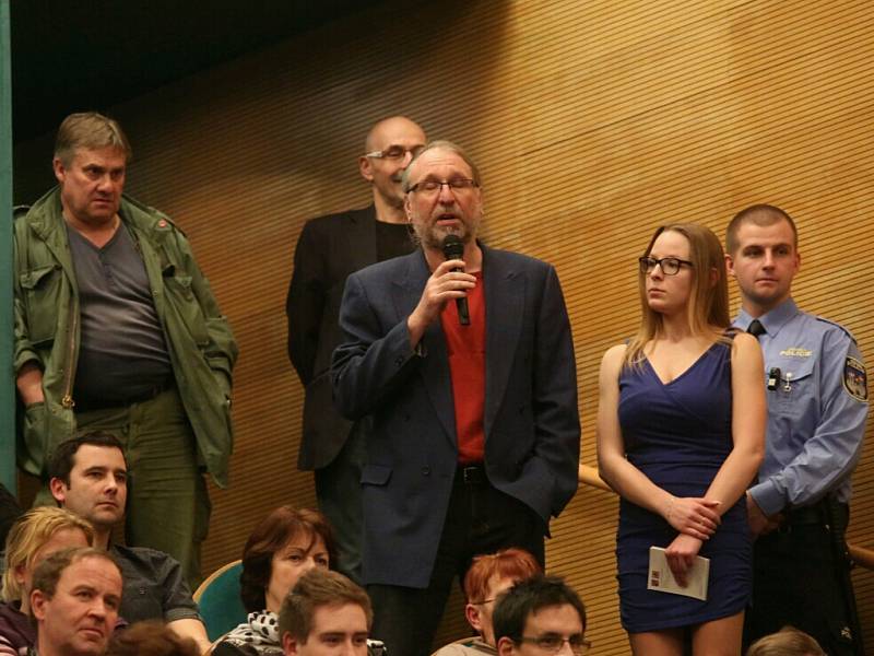 Ředitel lounského divadla Vladimír Drápal ostře vystoupil proti Miloši Zemanovi. 
