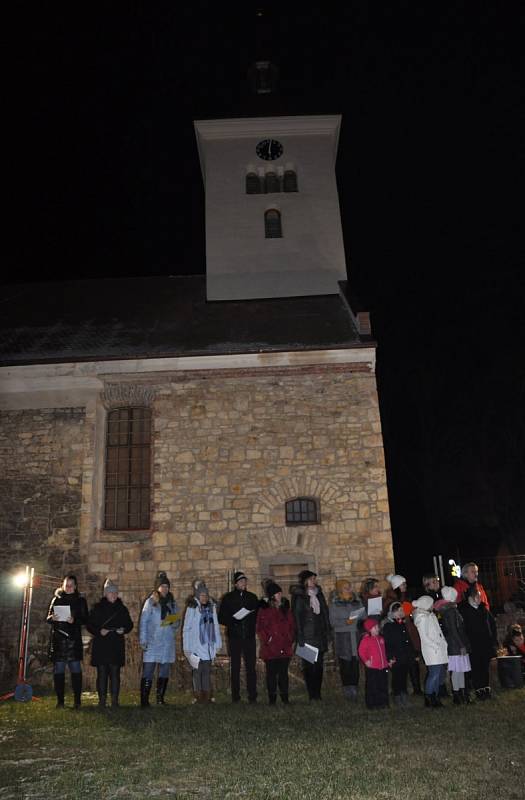 Lidé se sešli v Lenešicích na náměstí u Kostela sv. Šimona a Judy. Tentokráte však proběhlo zpívání venku před kostelem. K učitelům a dětem ze Základní školy se přidali lenešičtí občané.