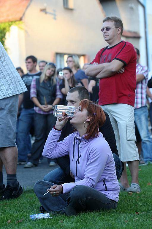 Poslední rozloučení s Pavlem Klasem, hudebníkem ze skupiny Karamel, na návsi ve Zbrašíně