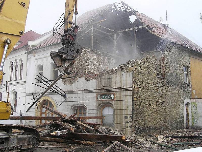 Archivní snímek z března 2006. Bourání někdejší pizzerie Vivaldi v lounské Hilbertově ulici, která se na konci února 2006 částečně zřítila.