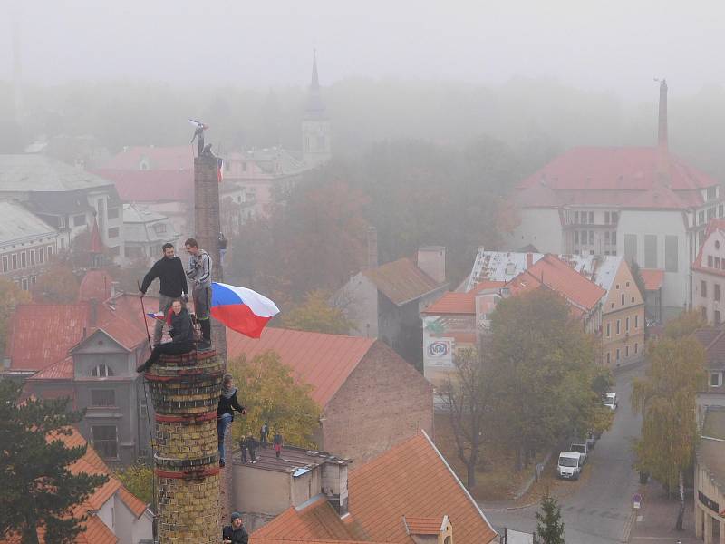 V Žatci se během státního svátku mávalo z chmelařských komínů.