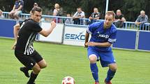 Fotbalisté Loun (v modrém) si již v domácím poháru nezahrají. Podlehli doma Brandýsu 0:2.