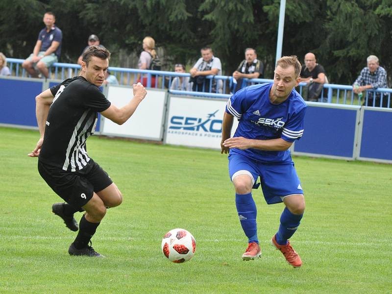 Fotbalisté Loun (v modrém) si již v domácím poháru nezahrají. Podlehli doma Brandýsu 0:2.