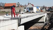 Dělníci pokračují ve výstavbě novéhop silničního mostu v Lipenci na Lounsku.