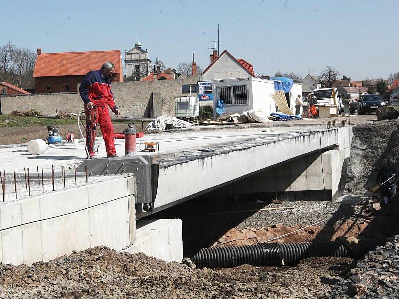 Dělníci pokračují ve výstavbě novéhop silničního mostu v Lipenci na Lounsku.