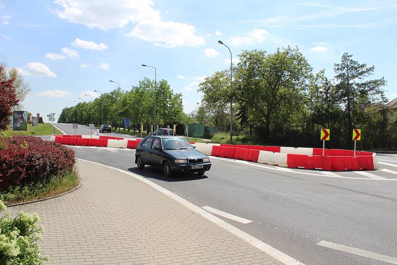 Nový kruhový objezd na křížení lounských ulic Václava Majera a 5. května.