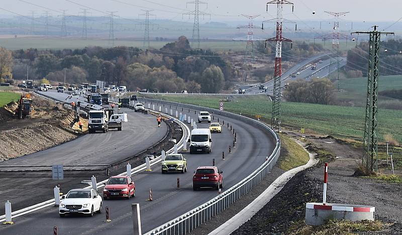 Stavba dálnice D7 Praha – Chomutov u Panenského Týnce na Lounsku spěje do finále.