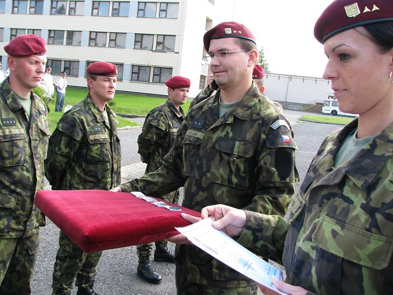 Slavnostní nástup při příležitosti 15. výročí od založení 4. brigády rychlého nasazení v Žatci.