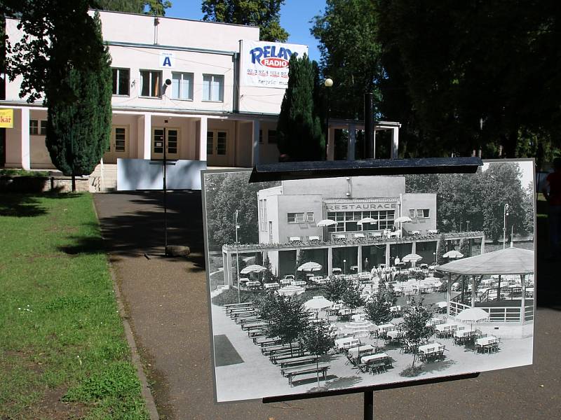 Pavilon A na lounském výstavišti. Před ním fotografie, jak vypadal v roce 1931. Tuto podobu by měl po rekonstrukci získat.