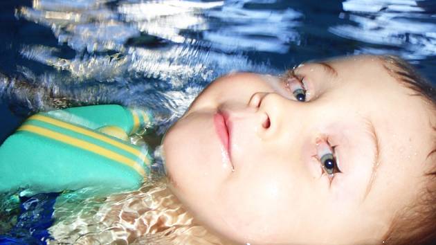 Děti plavou v postoloprtském bazénu v rámci programu, který pro ně připravila tamní Plavecká škola Bublina.