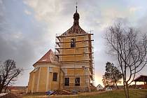 Ve Stebně na Podbořansku, které loni v červnu poničila bouře, se opravuje střecha kostela. Zároveň tam proběhlo setkání, kde se řešila obnova návsi.