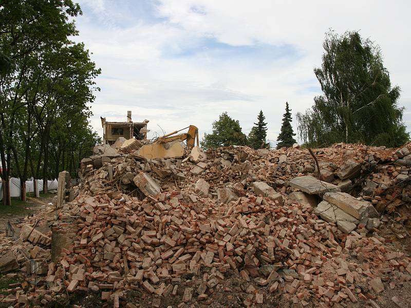 Bourání štábních budov v bývalých kasárnách, 2010.