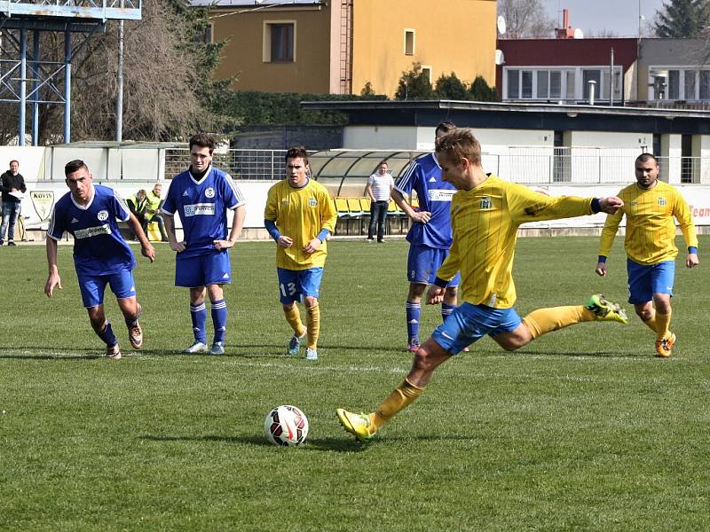 Fotbalisté Blšan (ve žlutém) nestačili v sobotu na Hrobce 