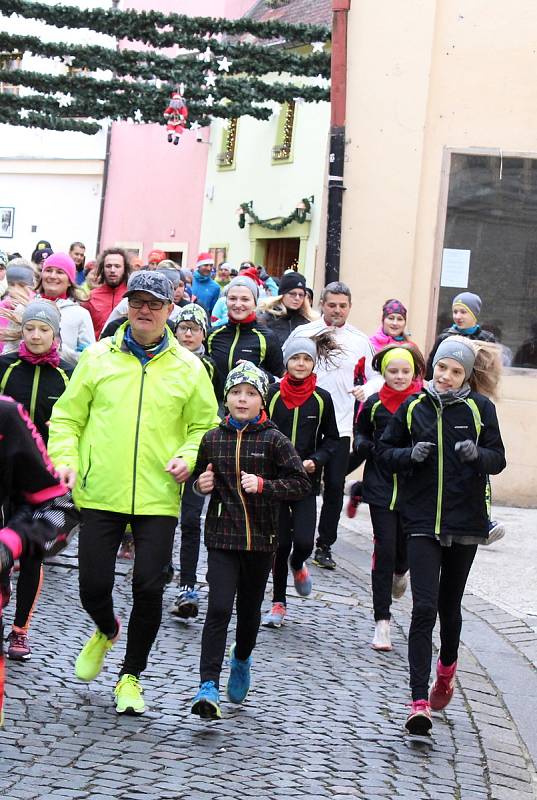 Na již tradiční vánoční běh vyrazilo v Lounech na Štědrý den zhruba sto padesát lidí.