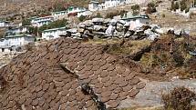 Šerpská vesnička Khumjungu nad Namche Bazaar, oblíbený cíl aklimatizačních výletů. Nedaleko je buddhistický klášter s údajným yettiho skalpem. Zajímavý je ale i systém, kterým místní suší jačí trus a dělají tím z něj topivo.