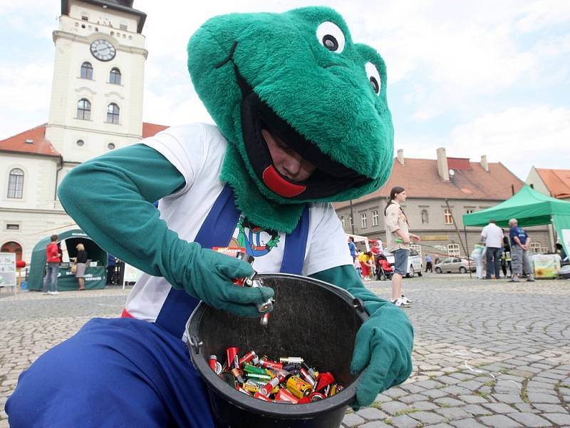 Na náměstí v Žatci se podařilo stanovit nový český rekord ve sběru vybitých baterií