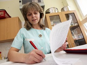 Petiční arch za odvolání správní rady v těchto dnech podepisuje zdravotnický personál žatecké nemocnice. Podepsala se i zdravotní sestřička Anna Poláková.