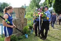 Pokládání květin k pomníku zavražděným členům veslařského klubu v Lounech