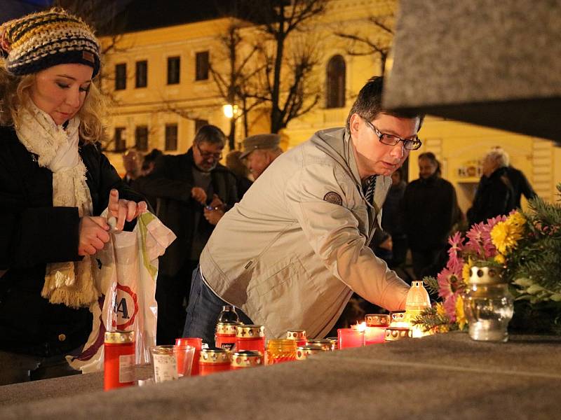 Setkání při příležitosti 17. listopadu na Mírovém náměstí v Lounech. 