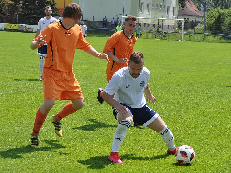 Fotbalisté Dobroměřic (v bílém) deklasovali svého soupeře a jdou za prvenstvím v Korona Cupu.