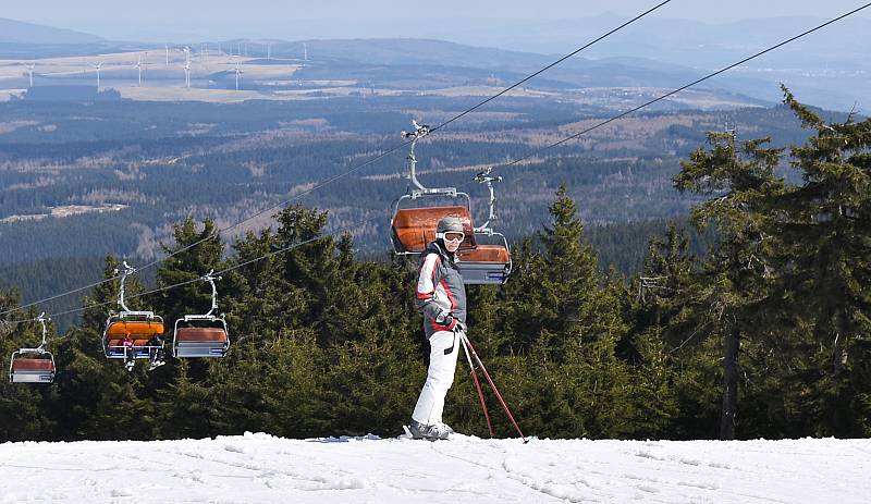 Poslední lyžování v této sezoně si na velikonoční pondělí nenechaly na Klínovci ujít stovky lidí.