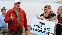 Desítky rybářů protestovaly na Nechranické přehradě kvůli plošnému zákazu lovu z loděk. Rybářský svaz to zdůvodňuje ochranou populace candáta. Protestující to odmítají, žádají jinou ochranu a důsledné kontroly.