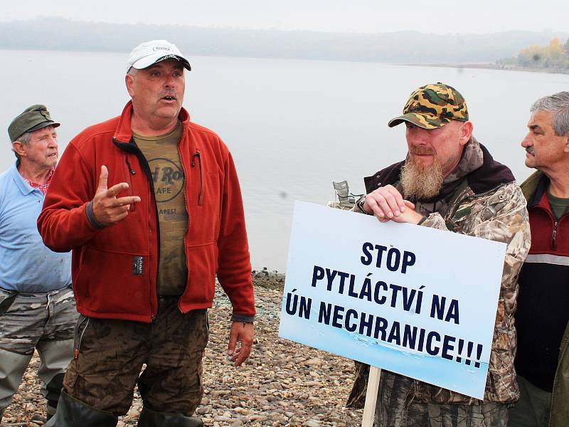 Desítky rybářů protestovaly na Nechranické přehradě kvůli plošnému zákazu lovu z loděk. Rybářský svaz to zdůvodňuje ochranou populace candáta. Protestující to odmítají, žádají jinou ochranu a důsledné kontroly.