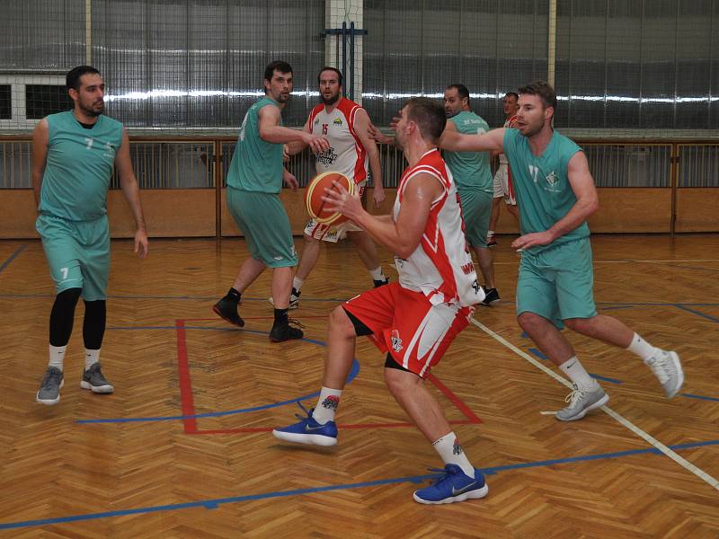 Basketbalisté Loun (v bílém) zakončili základní část Severočeské ligy domácí prohrou s Mostem.