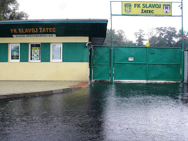 Brány fotbalového stadionu Slavoje Žatec zůstanou dnes pro fanoušky zavřené, zápas s Louny se odkládá.