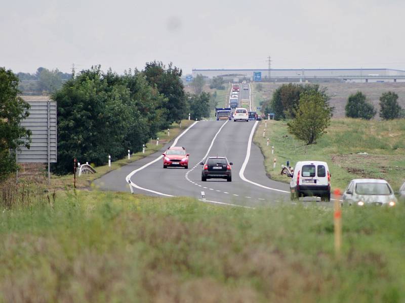 Dosavadní dvouproudá silnice mezi Postoloprty a Bitozevsí. Na jaře 2018 tam řidiči pojedou po nové dálnici.