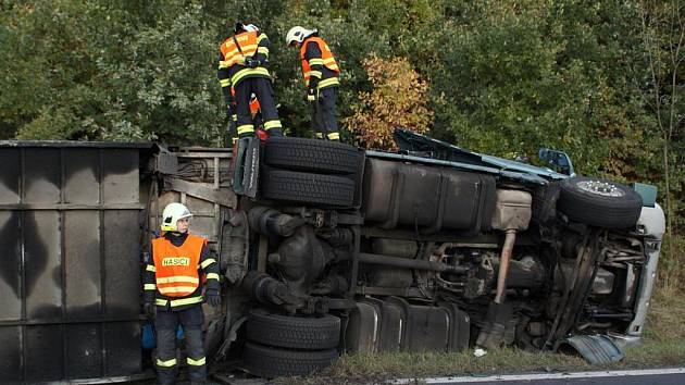 U obce Žiželice na Žatecku havarovala dvě nákladní vozidla. 