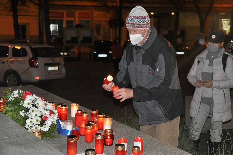 Úterní podvečerní vzpomínka na výročí 17. listopadu se v Lounech konala v komorní atmosféře.