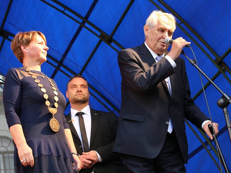 Prezident Miloš Zeman a starostka Žatce Zdeňka Hamousová